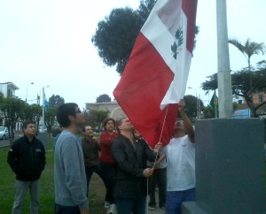 Inicio de izamiento de la bandera peruana.